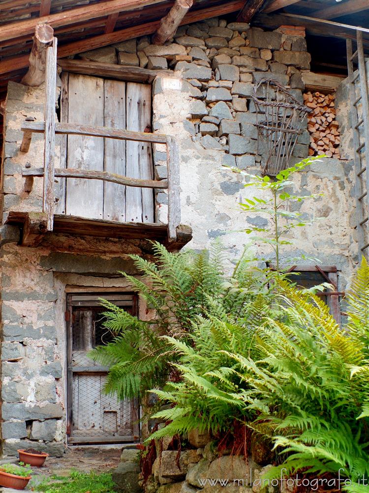 Driagno frazione di Campiglia Cervo (Biella) - Vecchia casa con balcone e gerla